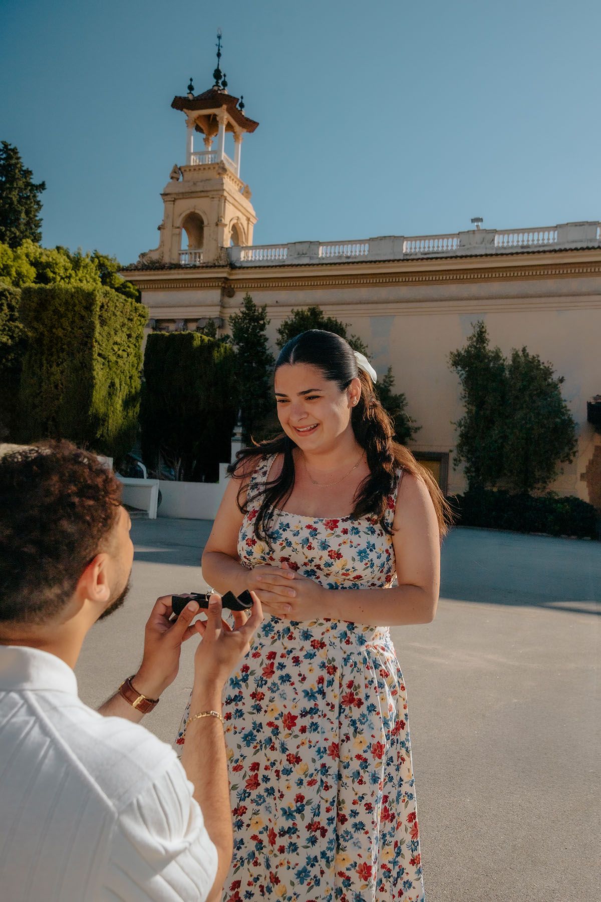 Surprise proposal right in front of the rushing third waterfall by Sileno Bailando sculpture in Barcelona.