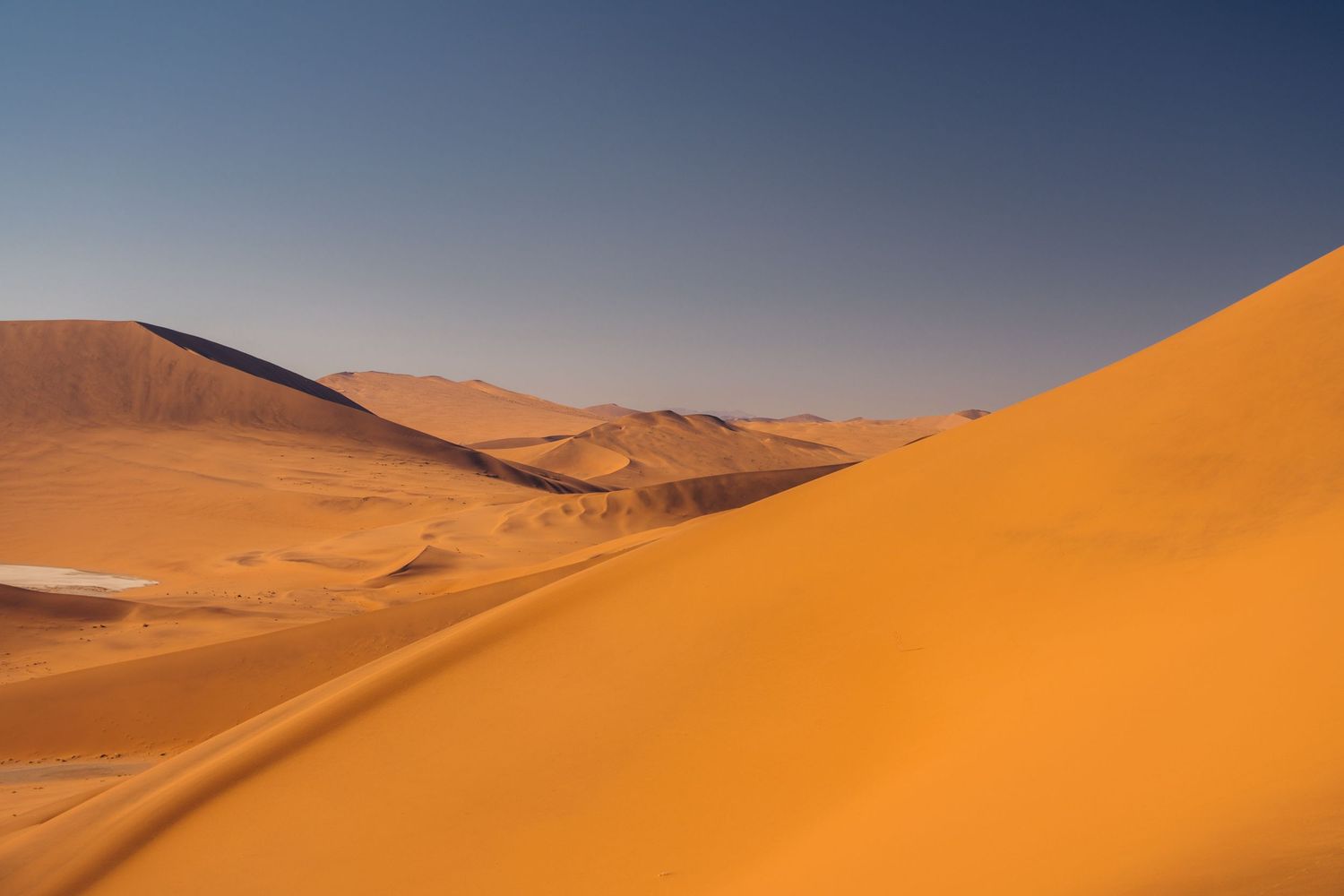 dunes du désert de sossusvlei sous un ciel bleu