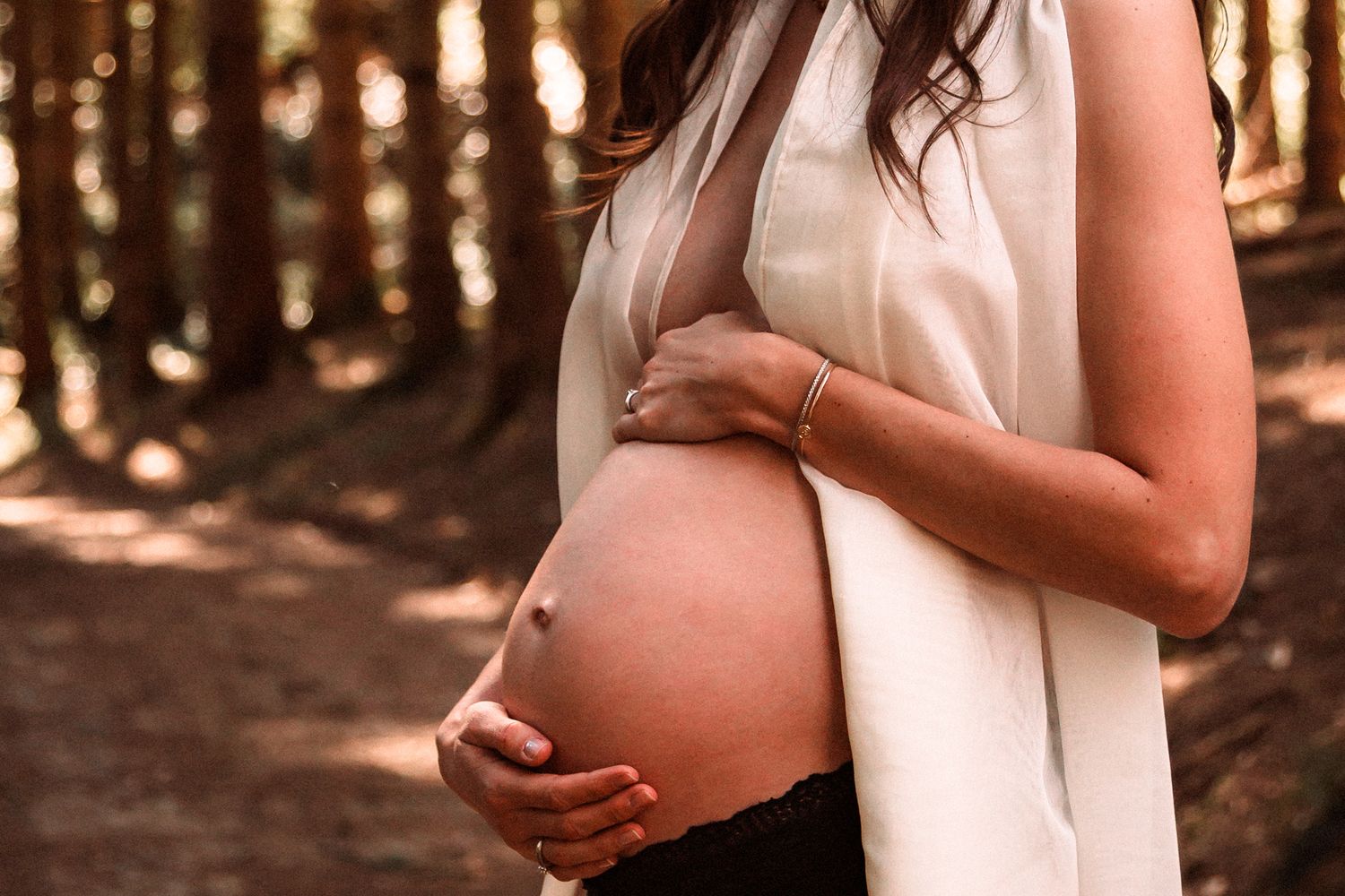Femme enceinte, jeu d'ombres et lumière, lors d’un shooting maternité en nature à L'Isle-sur-la-Sorgue.