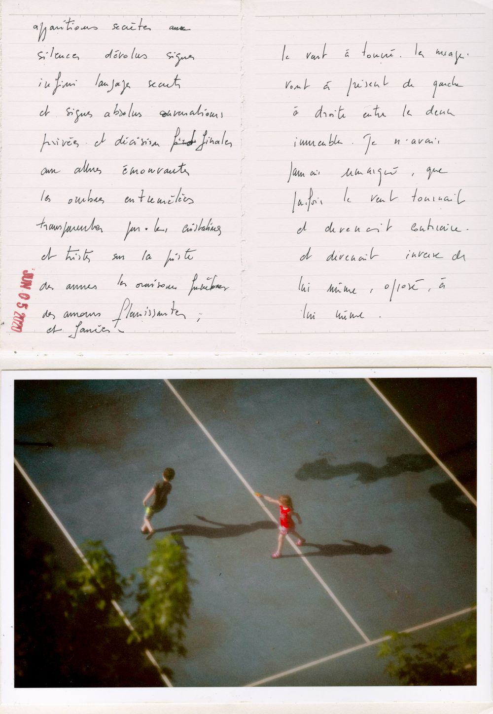 Aerial view of two people playing tennis on a court, with handwritten French letter above the photo.