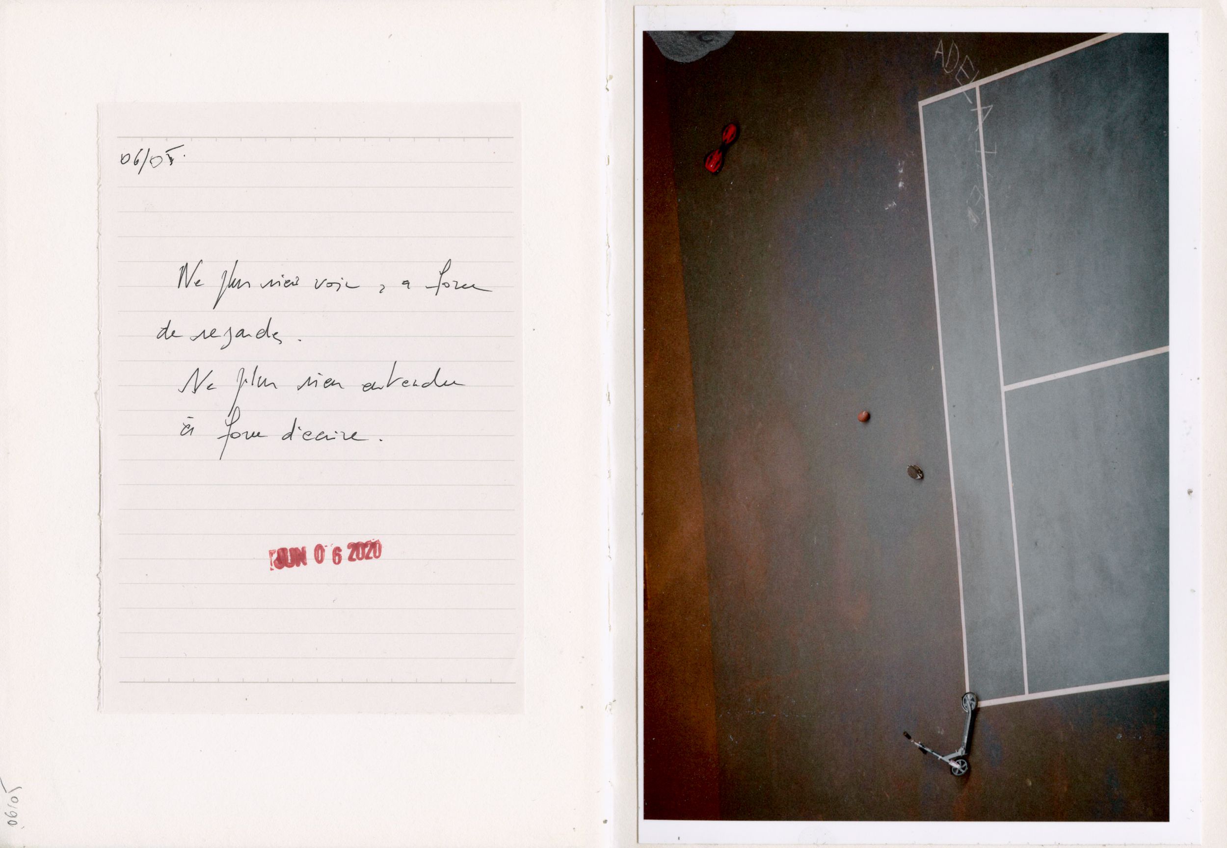 Diptych artwork featuring handwritten French text on lined paper beside a Polaroid photo of a tennis court floor.