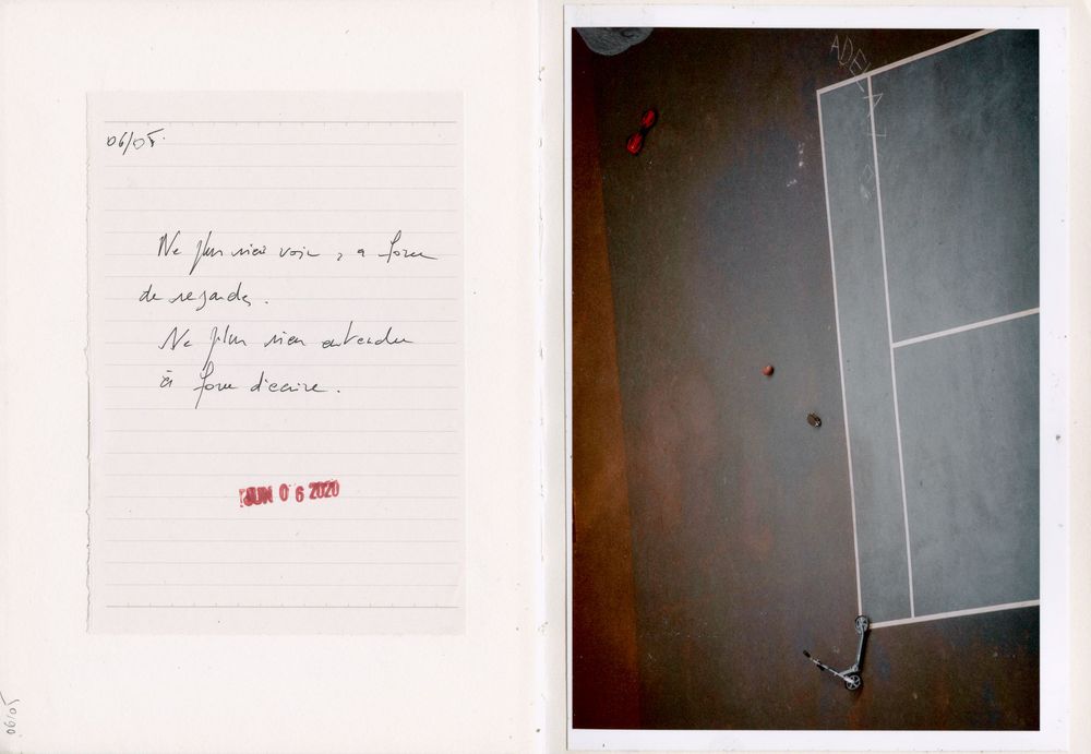 Diptych artwork featuring handwritten French text on lined paper beside a Polaroid photo of a tennis court floor.