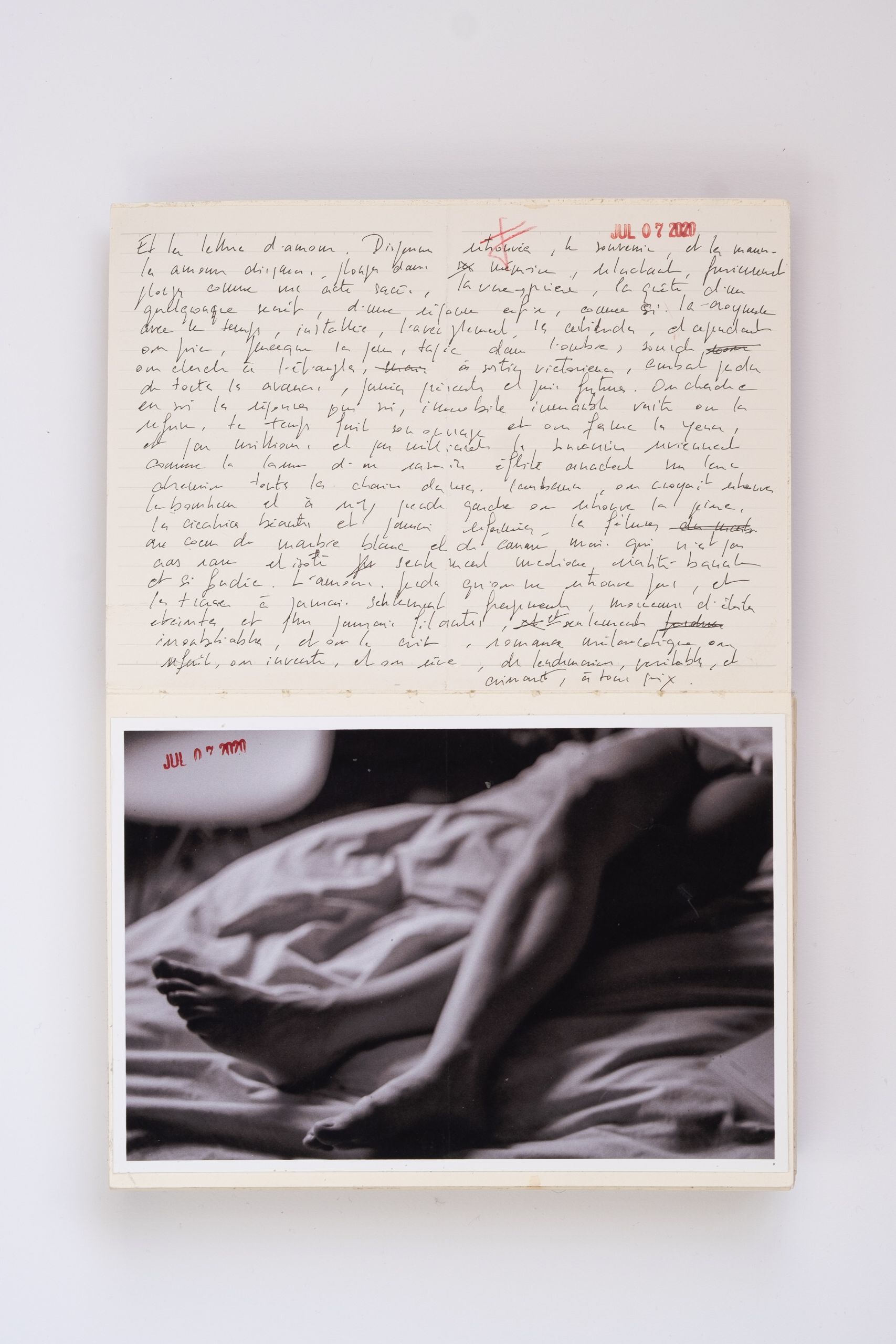 Handwritten French letter on paper above a black and white photograph of a reclining figure on rumpled bedding.