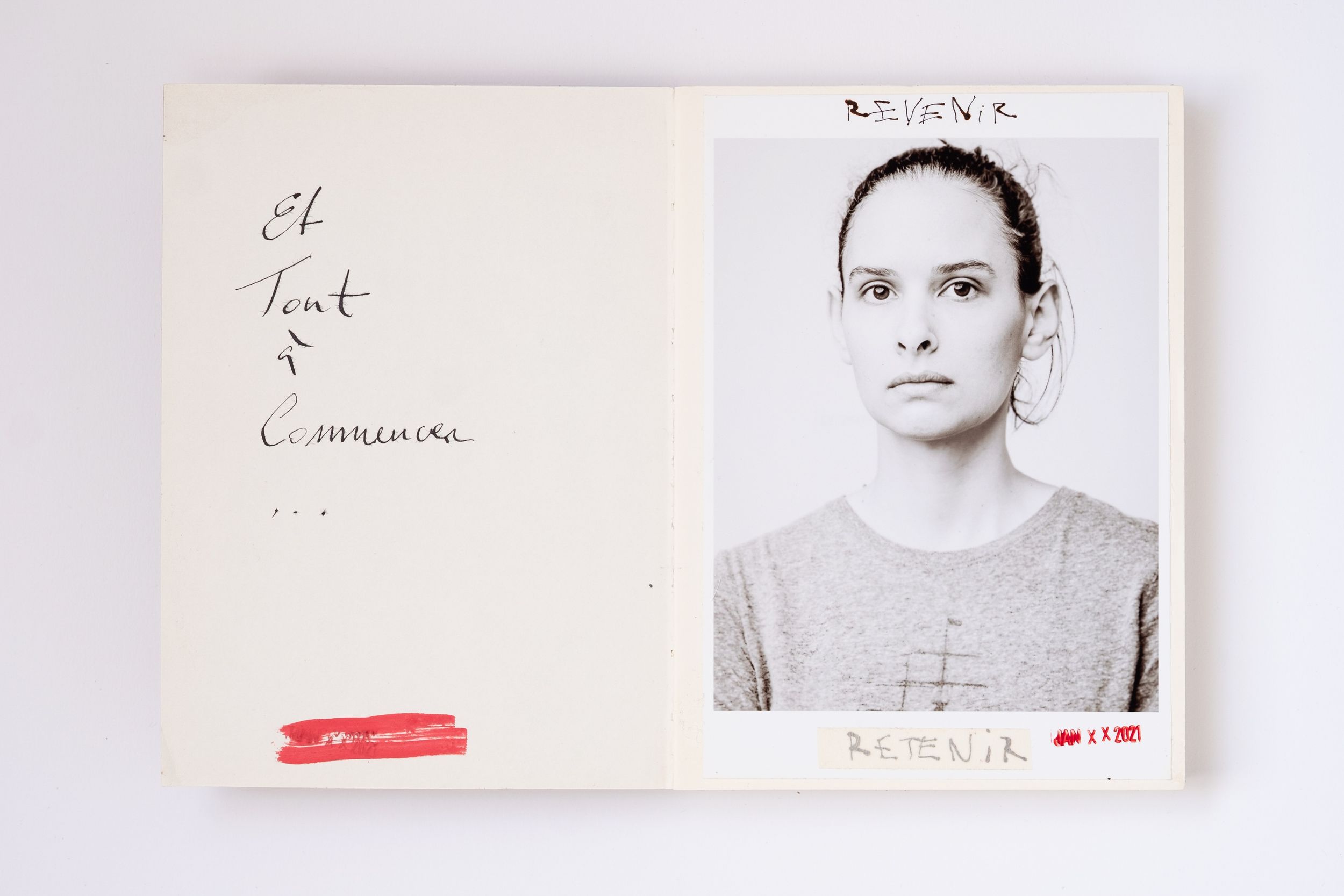 Open book with handwritten French text and a black-and-white portrait photo of a woman in a gray shirt.