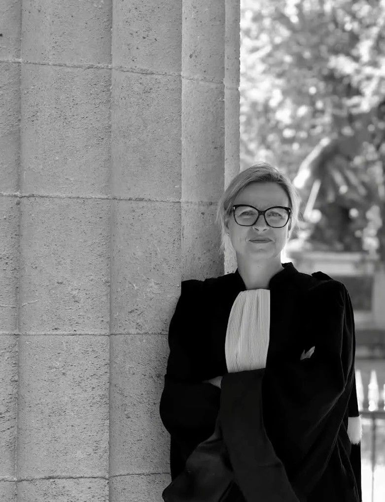 Portrait professionnel d’une avocate en tenue d’audience à Bordeaux