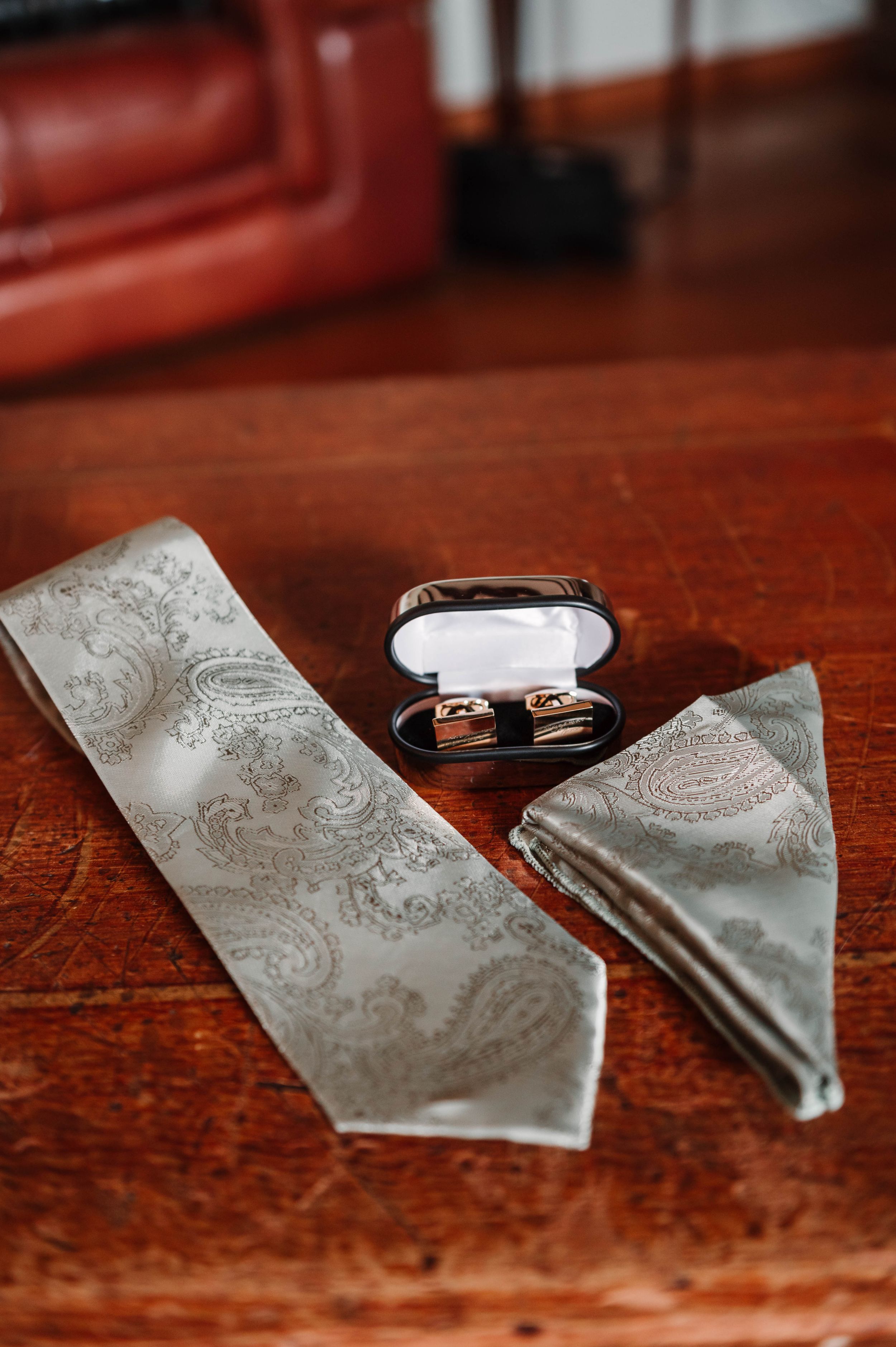 Alliances et accessoires des mariés photographiés pendant les préparatifs du mariage