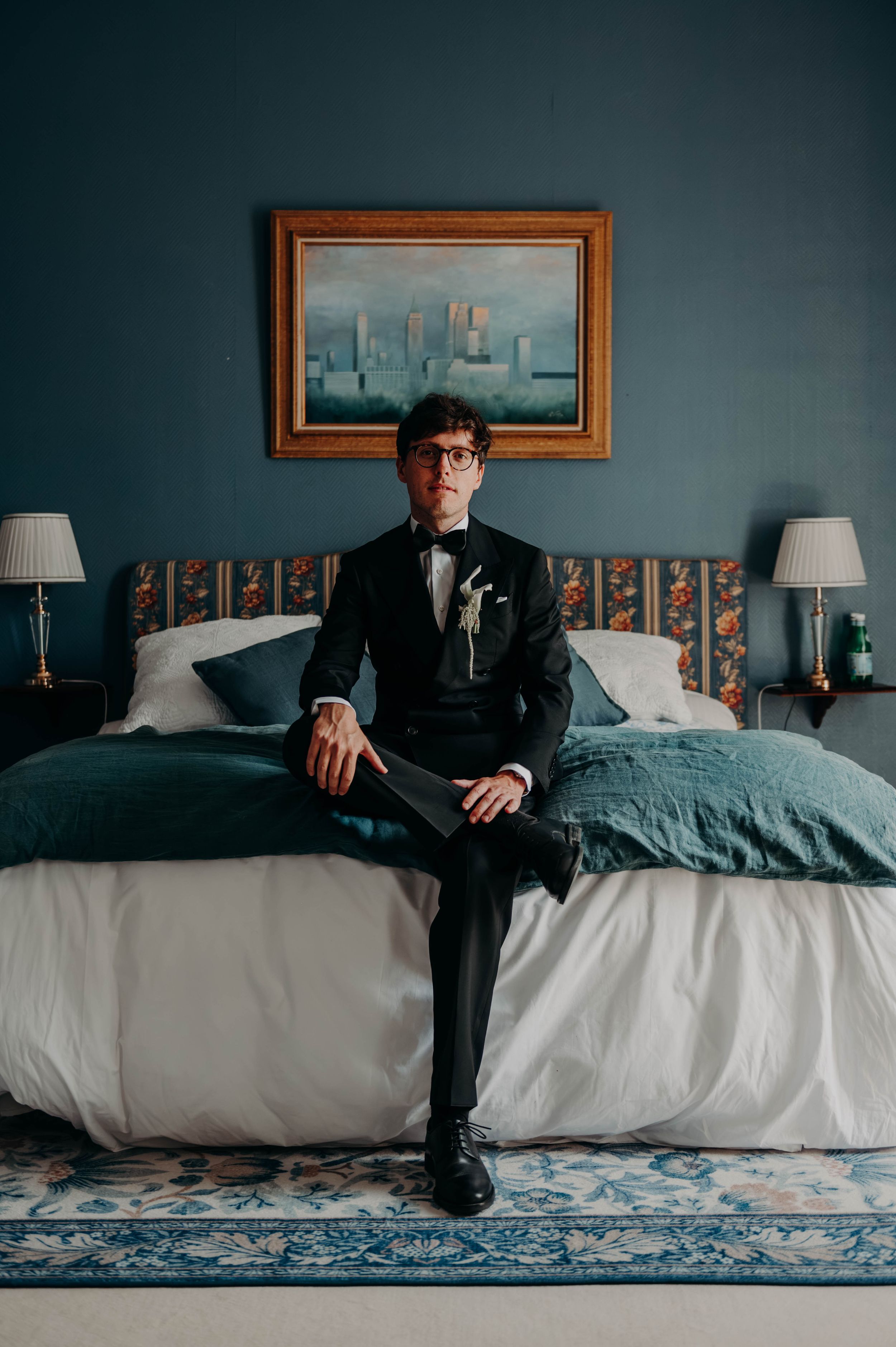 Portrait du marié assis dans une chambre pendant les préparatifs de son mariage.