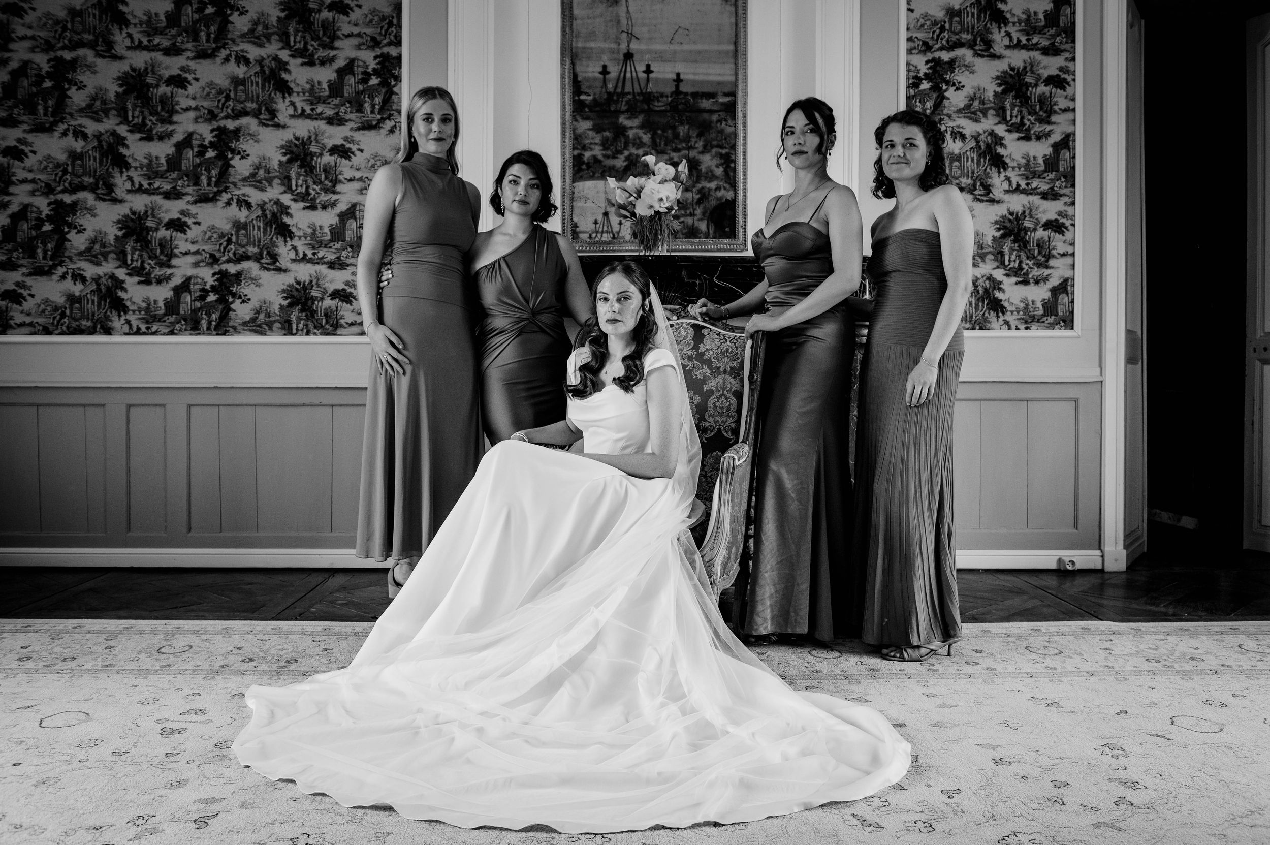 Portrait en noir et blanc de la mariée entourée de ses demoiselles d’honneur.