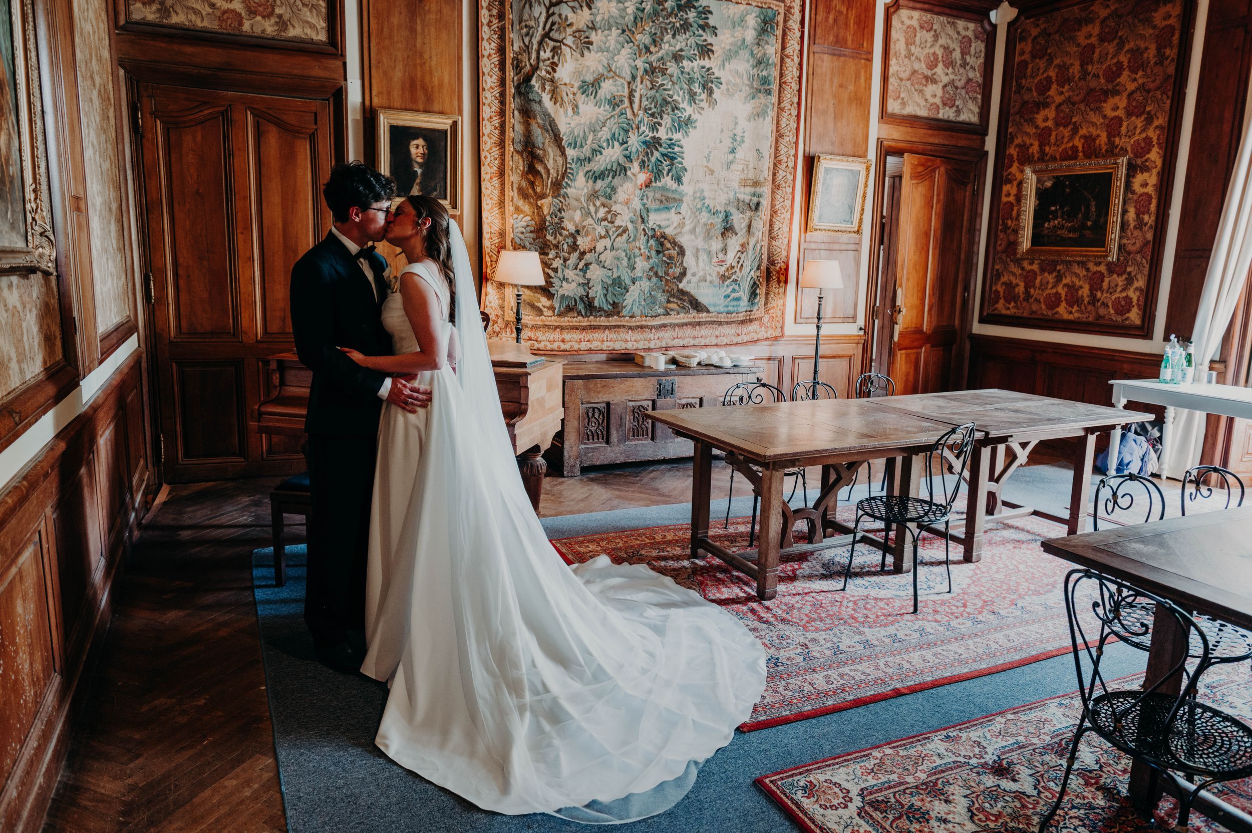 Les mariés enlacés dans un élégant salon du domaine lors de leur mariage en Bretagne.