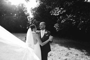 Portrait des mariés en noir et blanc pendant leur séance couple en extérieur.