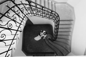 Les mariées vues depuis le haut d’un élégant escalier lors de leur mariage.
