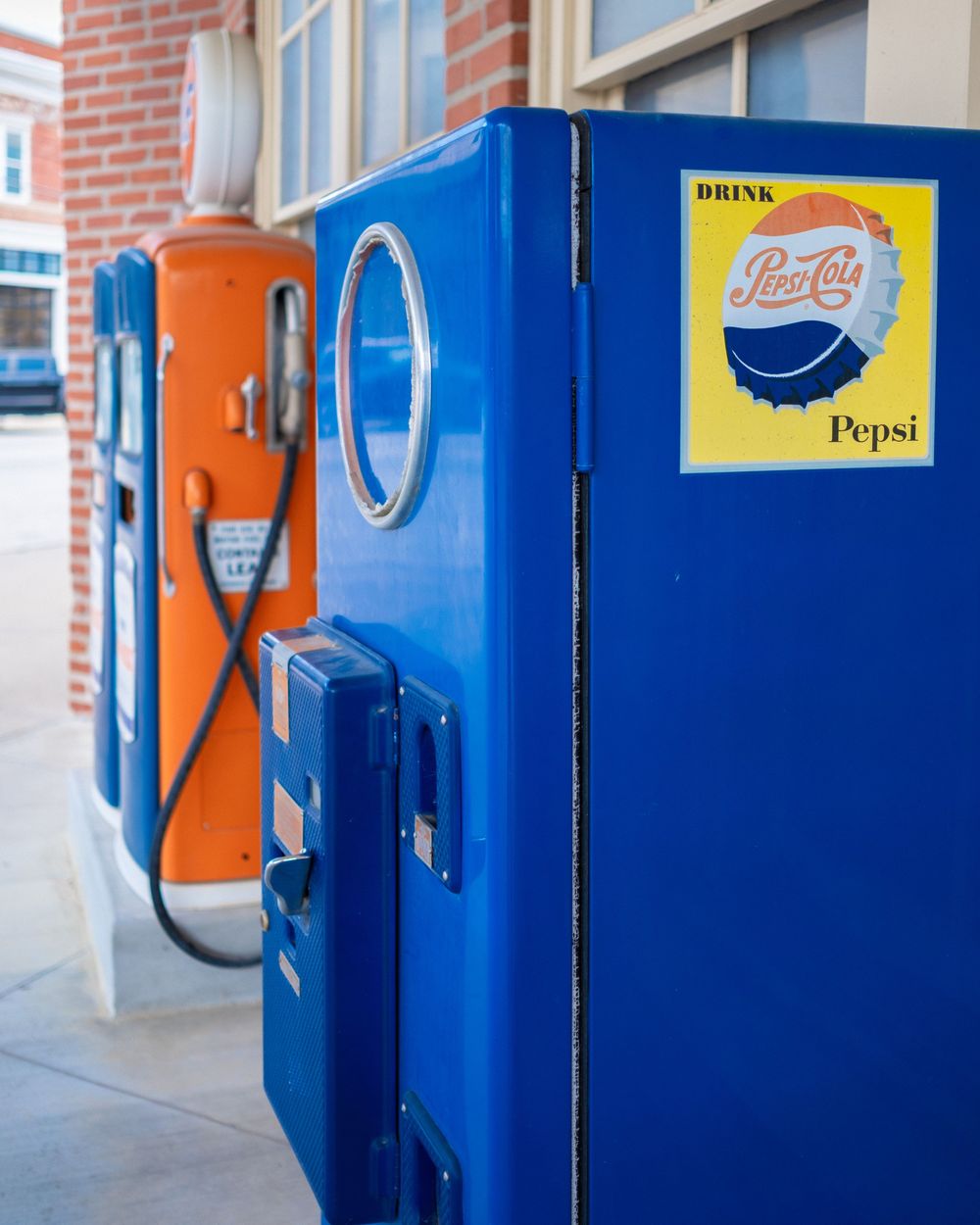 Vintage Pepsi machine at Gulf Service Station off Route 66. Sapulpa, OK. June 10, 2026. (David J. Manning)