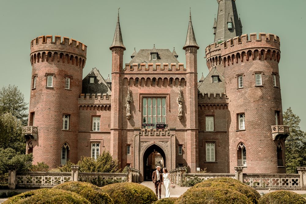 Imposante Ansicht von Schloss Moyland in Bedburg-Hau als Hochzeitslocation.