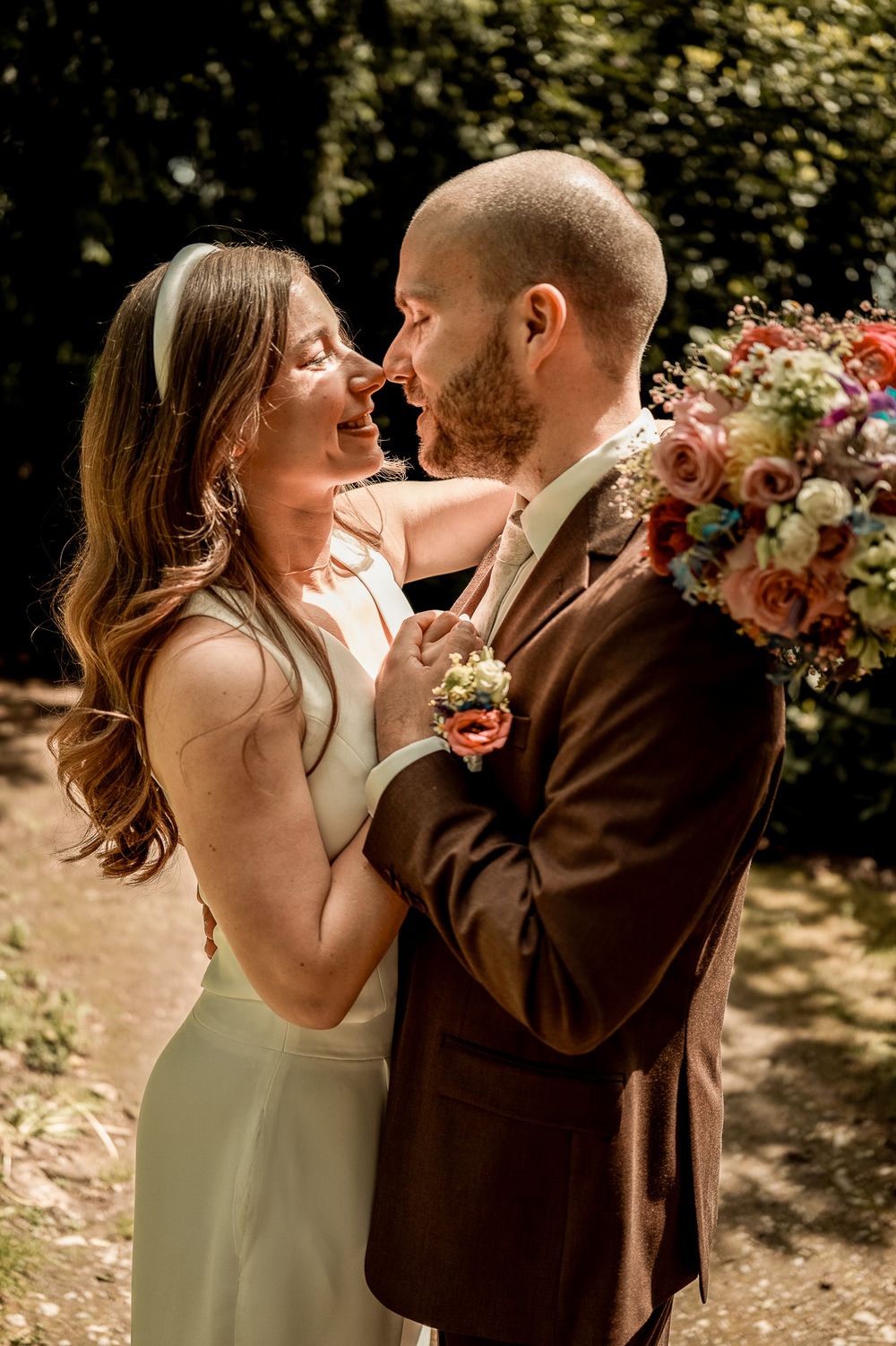Intimer Moment beim Paar-Shooting im Schlossgarten von Schloss Moyland.
