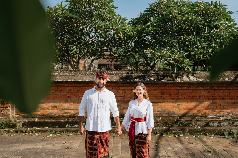 Couple wearing traditional Balinese attire during a photoshoot at The Wakanda Ubud.