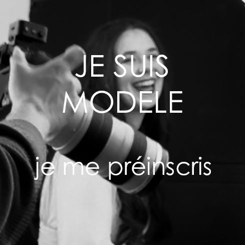 Black and white photo of a smiling model being photographed, with French text Je Suis Modele and je me préinscris.
