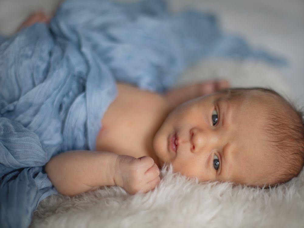 Nyfödd på fårskinn, nyföddfotografering, babyfotografering i Västerås, Memoriesbym.se, nyföddfotografering hemma