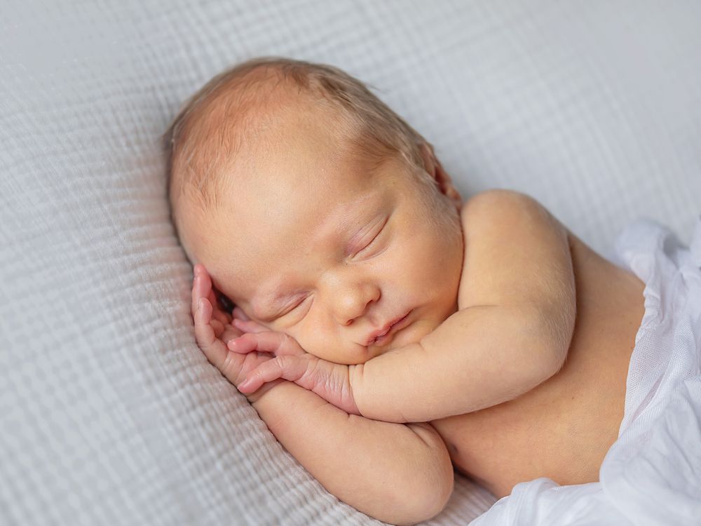 Nyfödd på fårskinn, nyföddfotografering, babyfotografering i Västerås, Memoriesbym.se