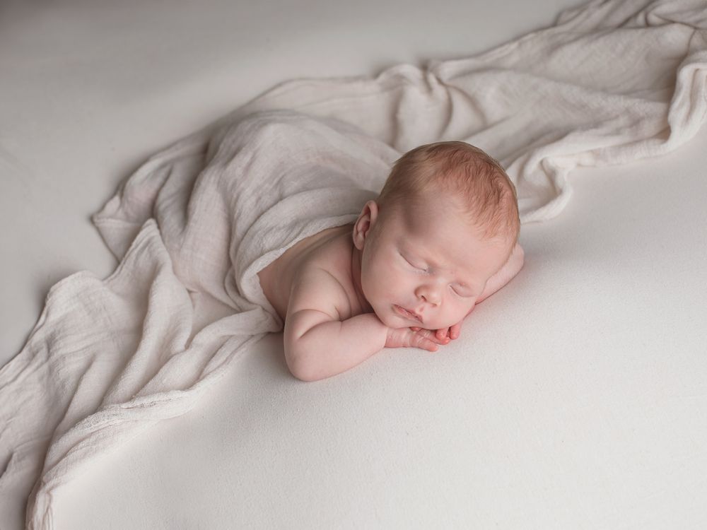 Nyfödd bebis sover på mage, nyföddfotografering Västerås, MemoriesbyM