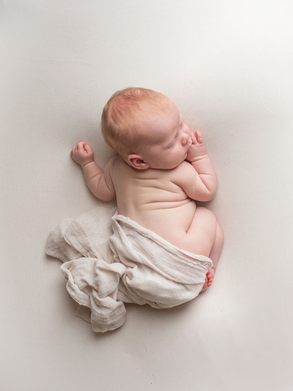 Nyfödd bebis sover på mage, nyföddfotografering Västerås, MemoriesbyM