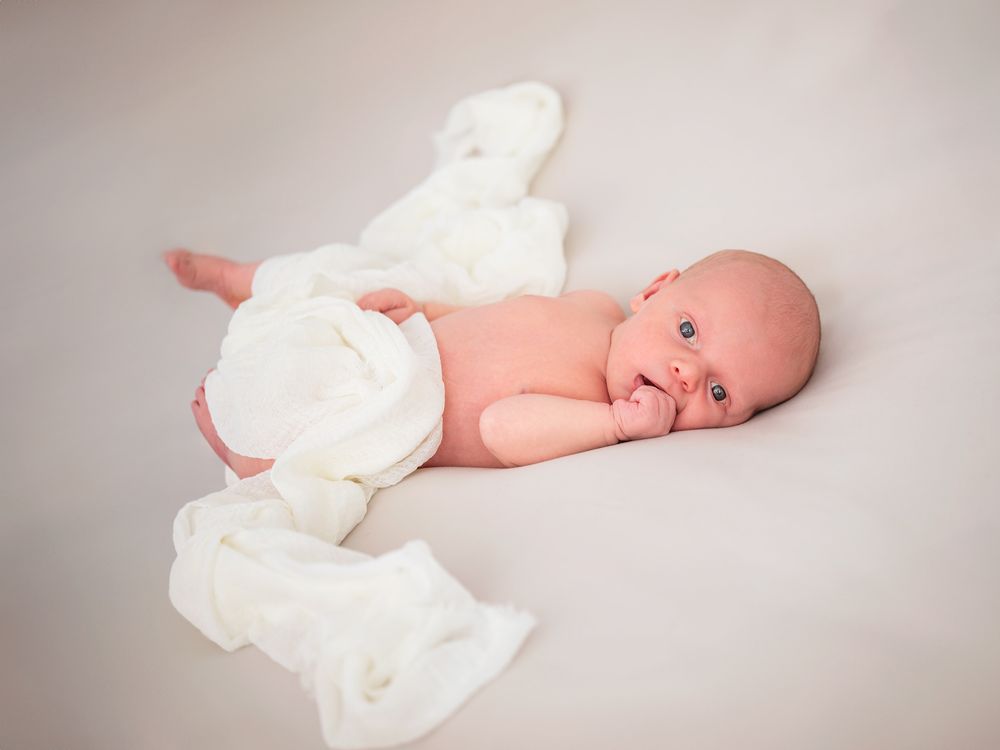 Nyfödd bebis sover på rygg, nyföddfotografering Västerås, MemoriesbyM