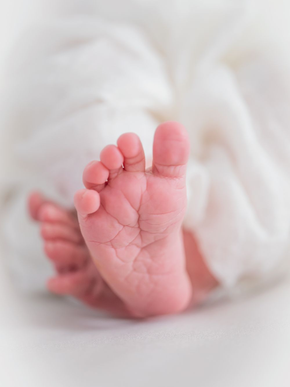 Detaljbild nyfödd bebis fötter, nyföddfotograf Västerås, MemoriesbyM