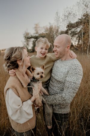 Een gelukkig gezin met lief hondjes tijdens een lifestyle familie fotoshoot in Heeze.