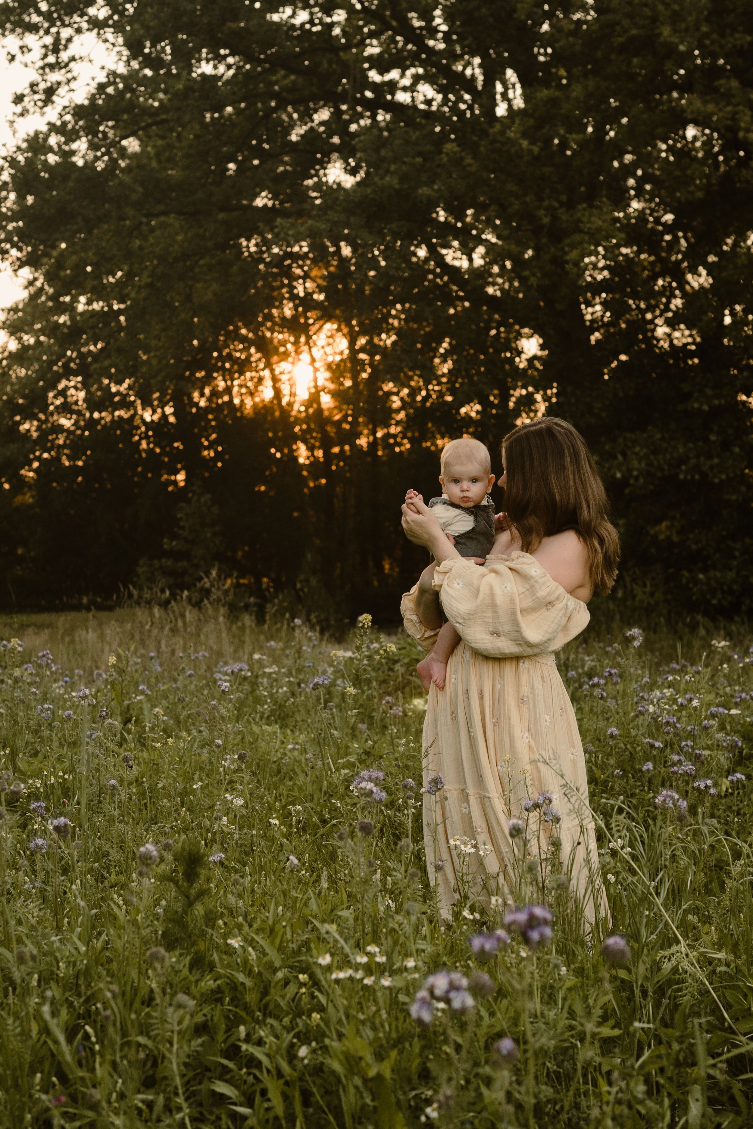 Motherhood fotografie in Geldrop en omgeving Eindhoven – een fotograaf die je op je gemak stelt.