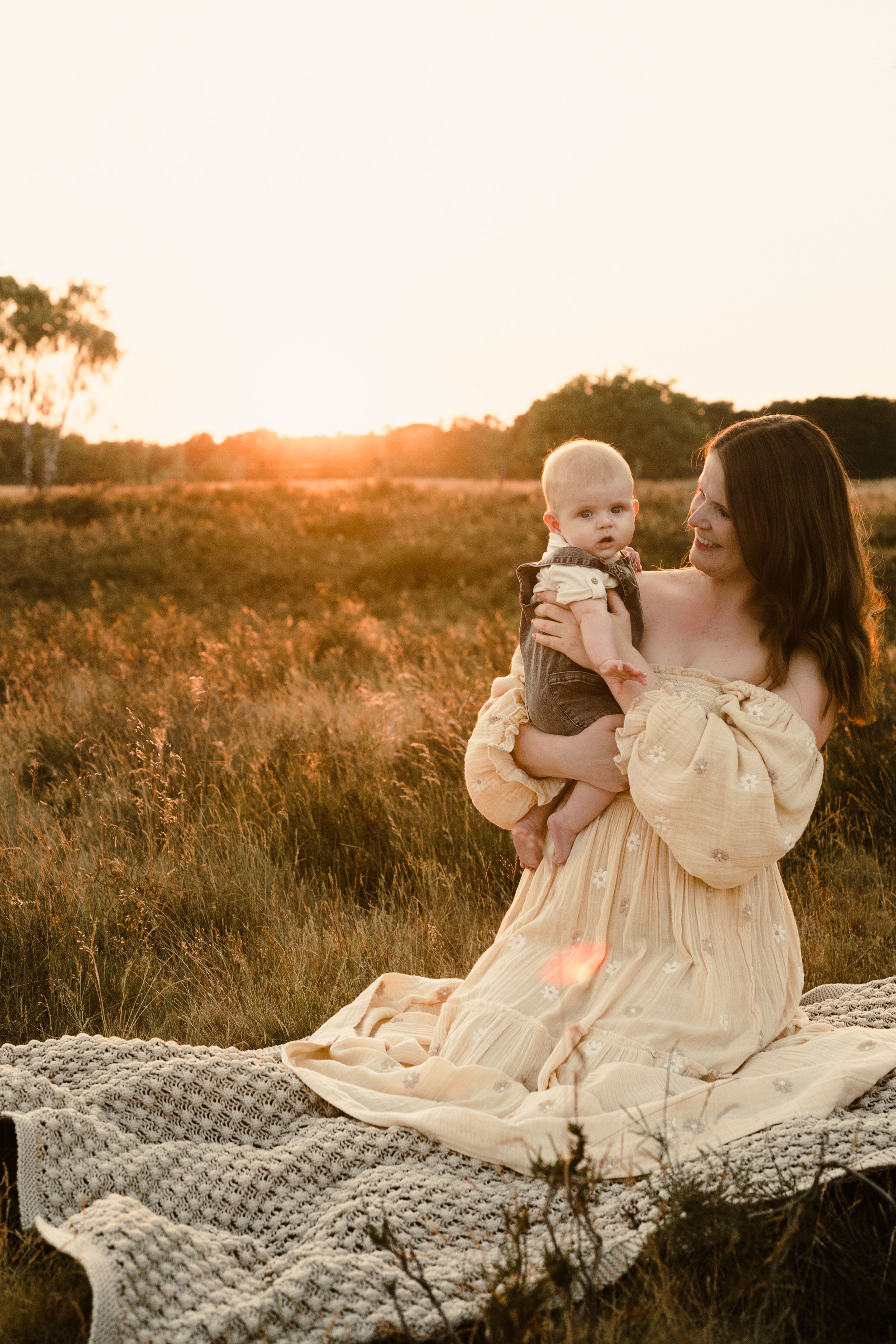 Motherhood fotografie in Geldrop en omgeving Eindhoven – een fotograaf die je op je gemak stelt.