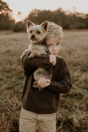 Een jongen tijdens een familie shoot tijdens het gouden uur op de Strabrechtse heide in Heeze Leende.