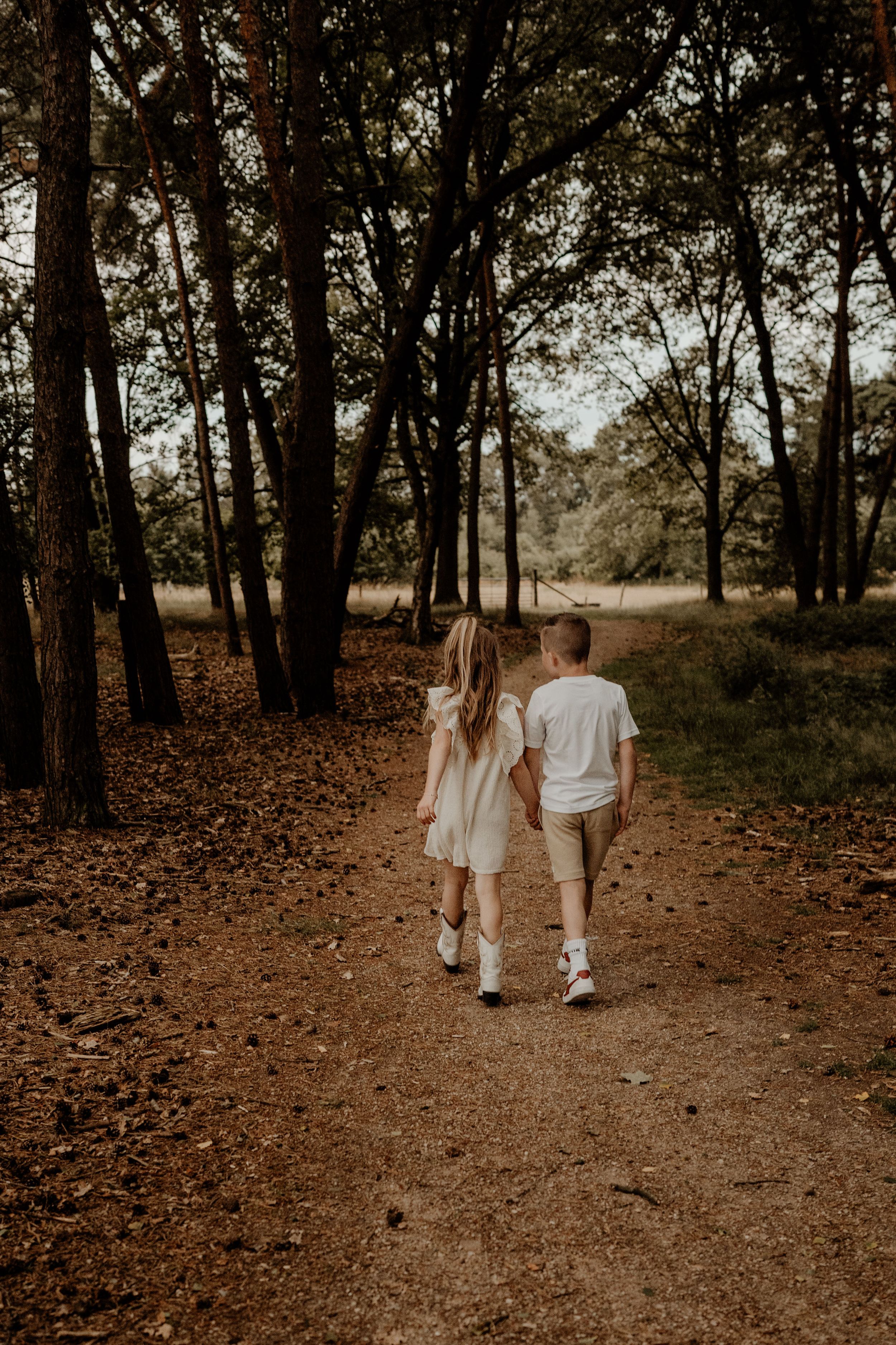 Gezinsfotografie in Geldrop en omgeving Eindhoven – spelen met een fotograaf die met kinderen om kan gaan.