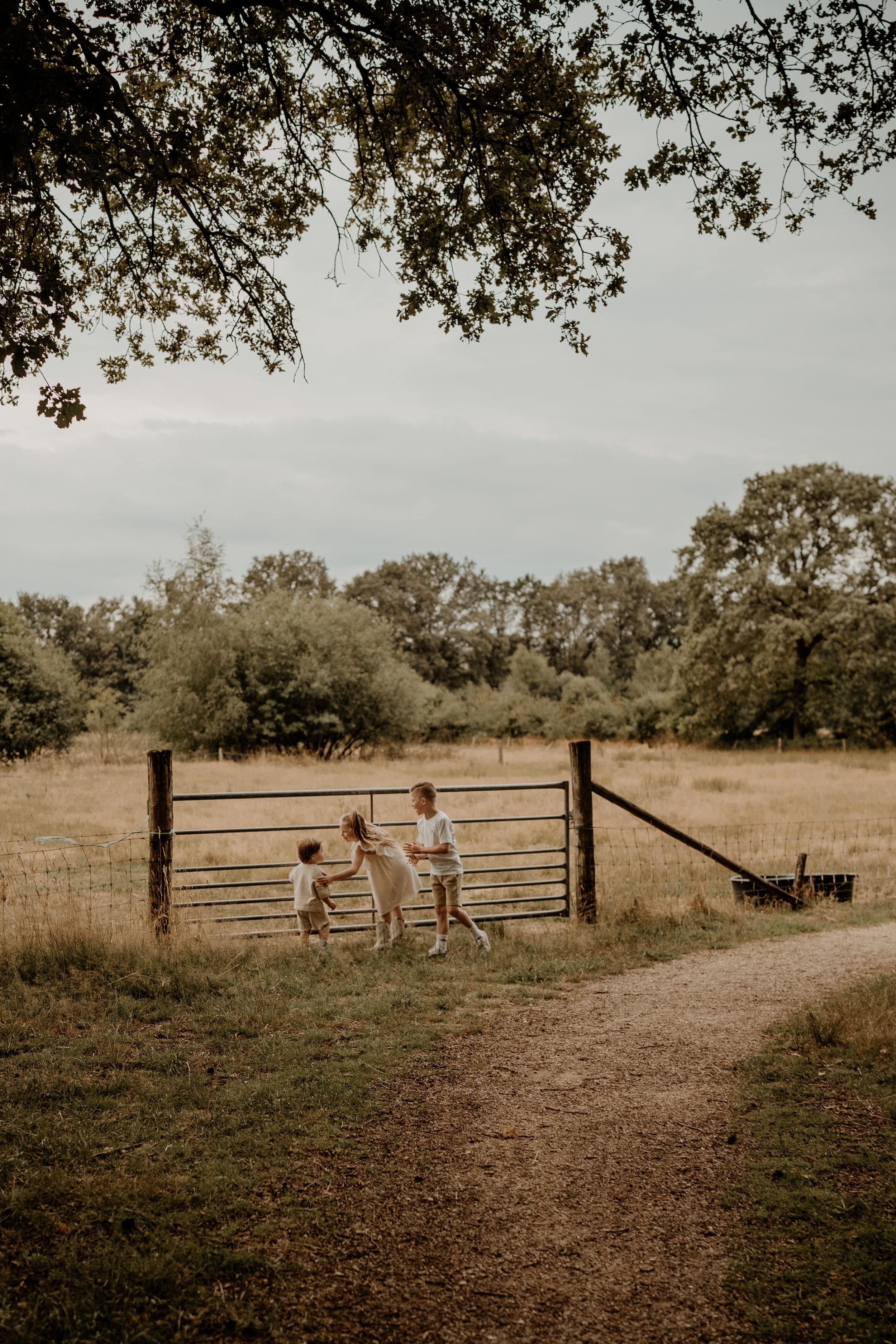 Gezinsfotografie in Geldrop en omgeving Eindhoven – spelen met een fotograaf die met kinderen om kan gaan.