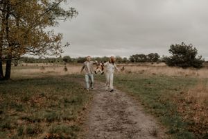 Gezinsfotografie in Geldrop en omgeving Eindhoven – spelen met een fotograaf die met kinderen om kan gaan.
