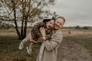 Gezinsfotografie in Geldrop en omgeving Eindhoven – spelen met een fotograaf die met kinderen om kan gaan.