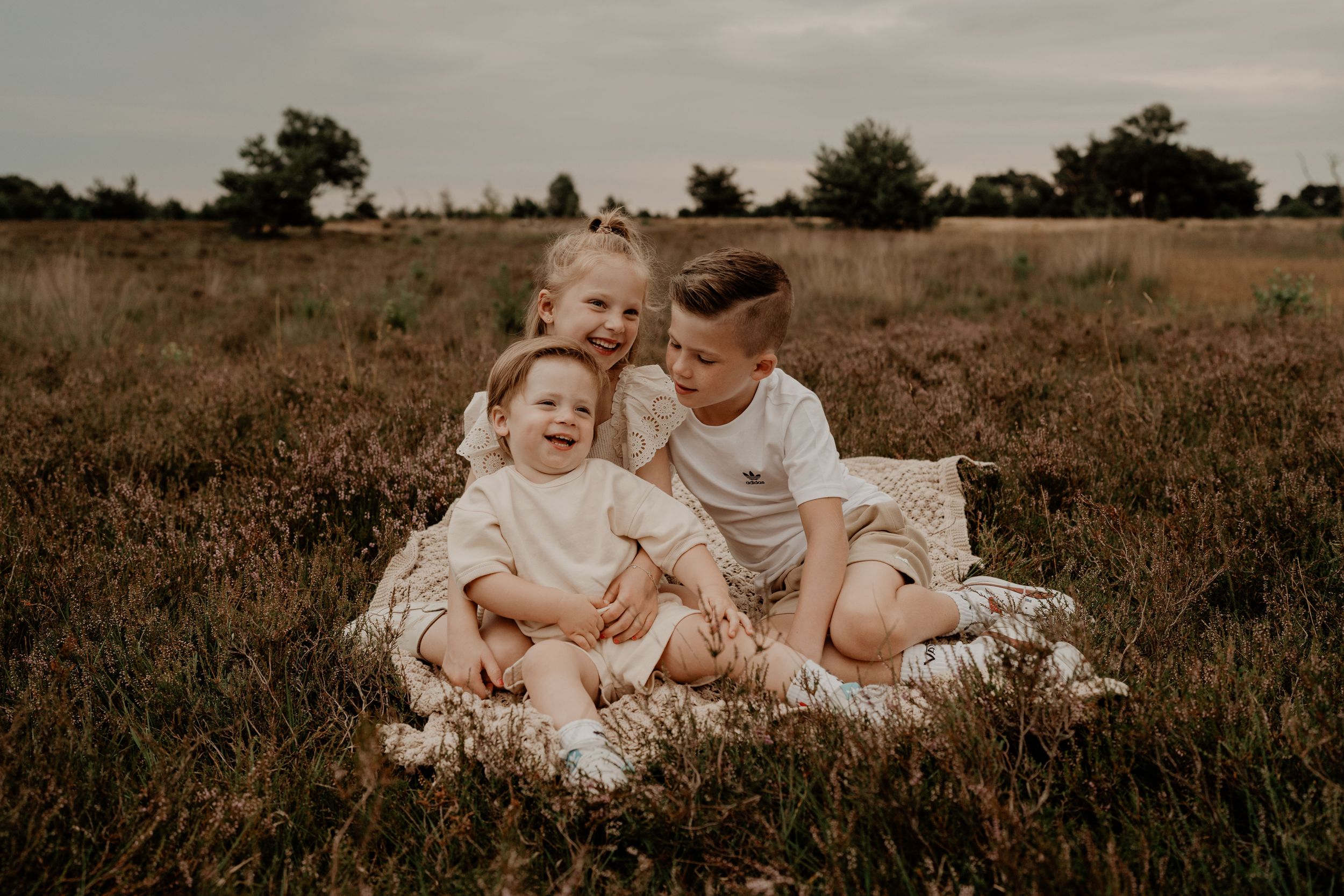 Gezinsfotografie in Geldrop en omgeving Eindhoven – spelen met een fotograaf die met kinderen om kan gaan.