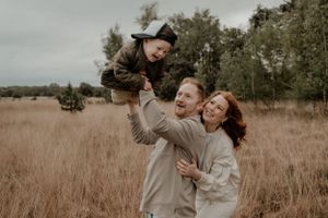 Gezinsfotografie in Geldrop en omgeving Eindhoven – spelen met een fotograaf die met kinderen om kan gaan.