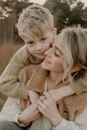 Moeder en zoon met een familie fotoshoot tijdens het gouden uurtje oftewel goldenhour.