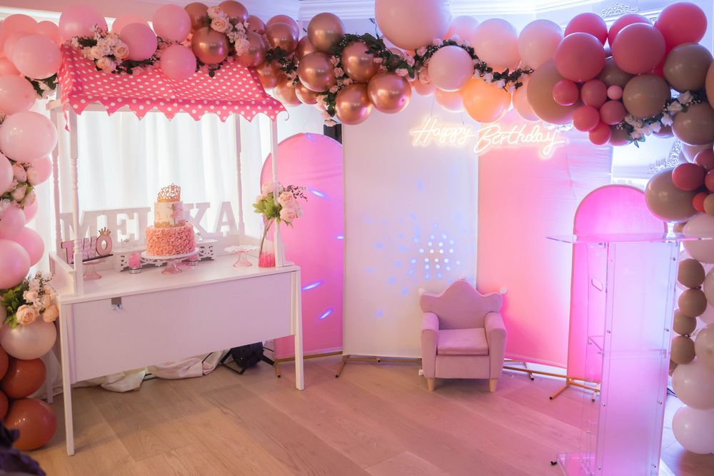 GTA-based photographer specializing in weddings, events, and real, meaningful moments.