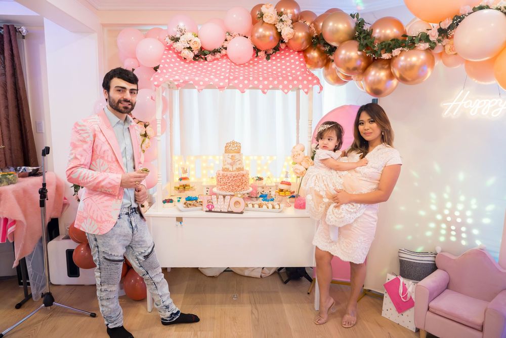 GTA-based photographer specializing in weddings, events, and real, meaningful moments.