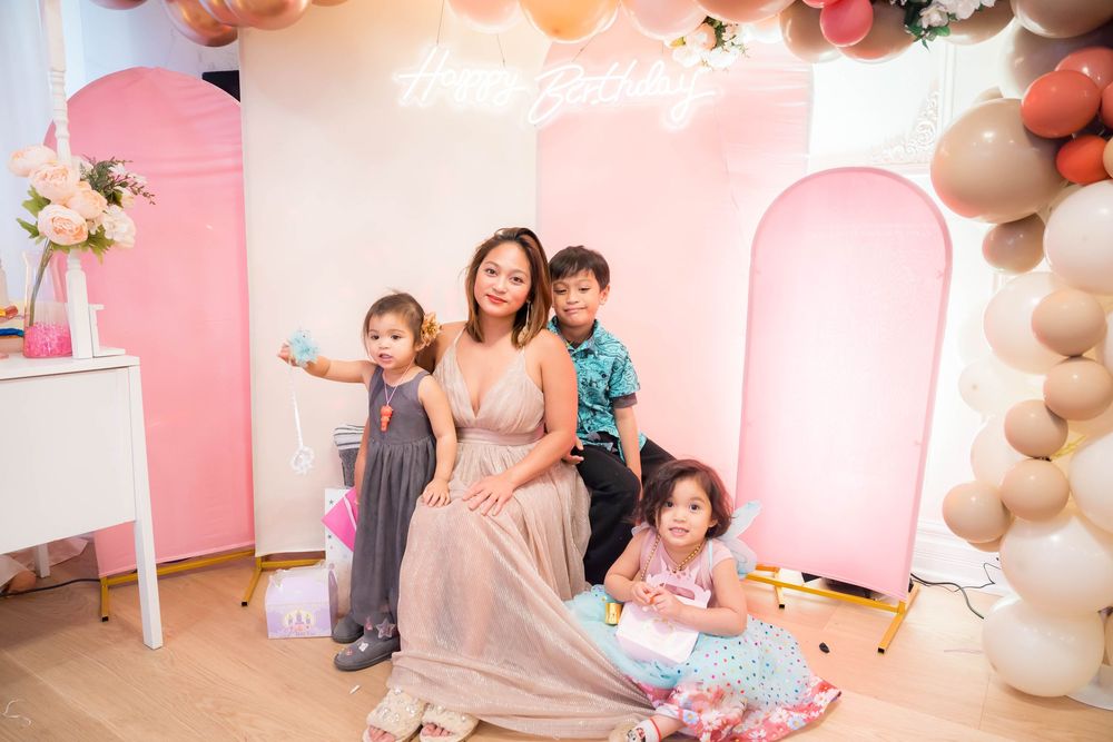 GTA-based photographer specializing in weddings, events, and real, meaningful moments.