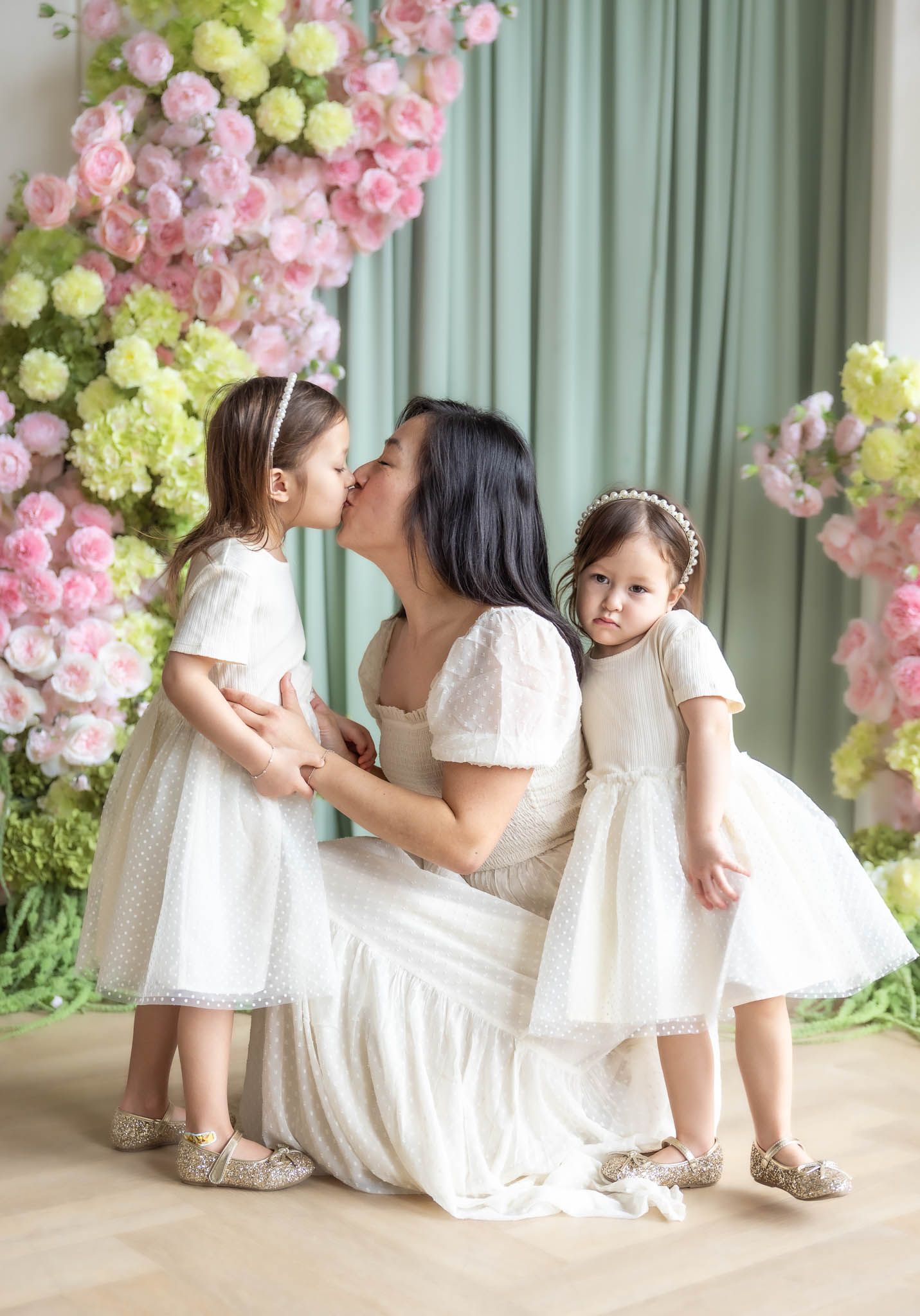Family Studio Photography Toronto | Candid, Joyful & Timeless Moments
Experience and capture heartfelt family momentum