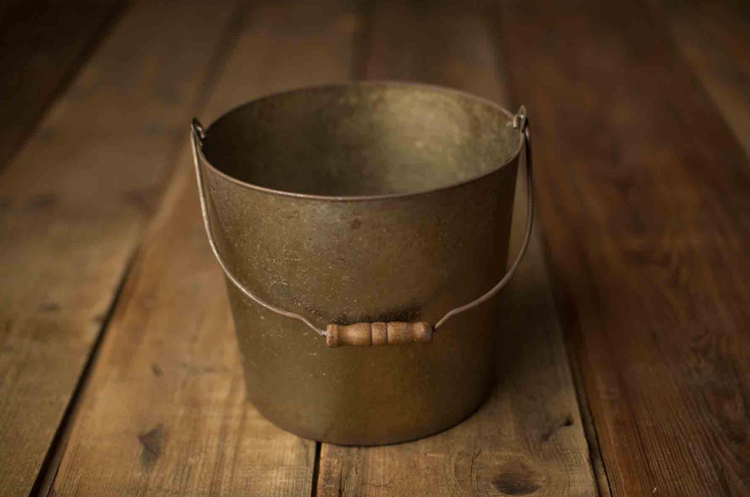 Example image of the everlasting bucket used to pose babies inside during a newborn sessions