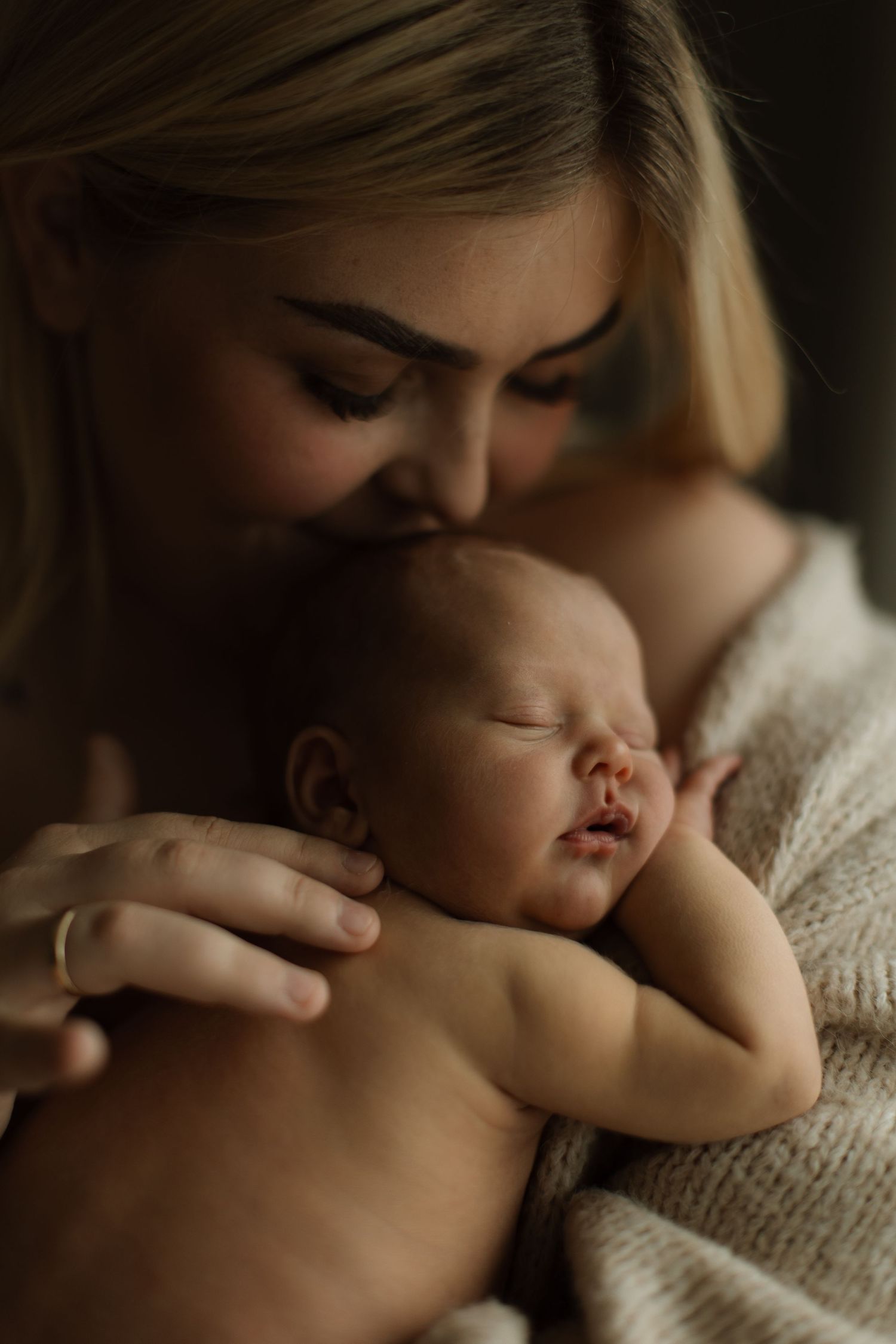 Nyfødt baby som ligger på brystet til mammaen sin. Nyfødtfotografering i eget hjem.