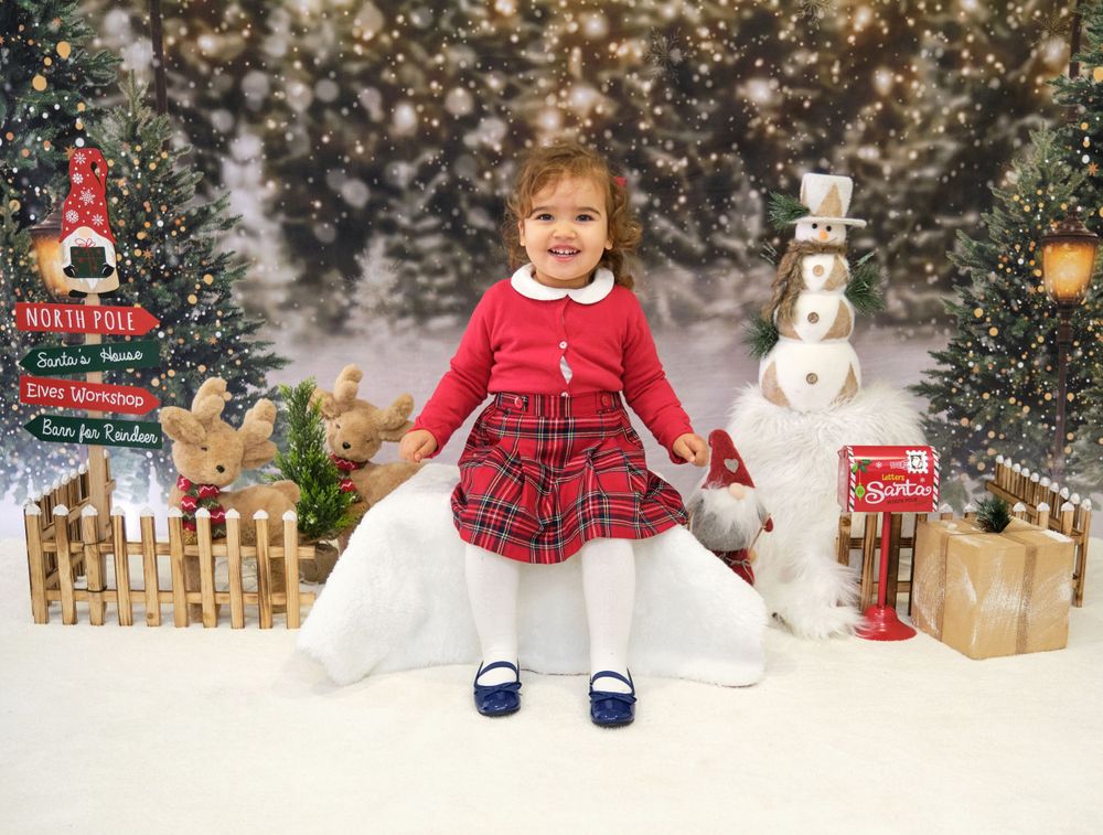 Menina com cenário de natal