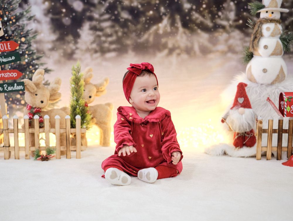 Menina com cenário de natal