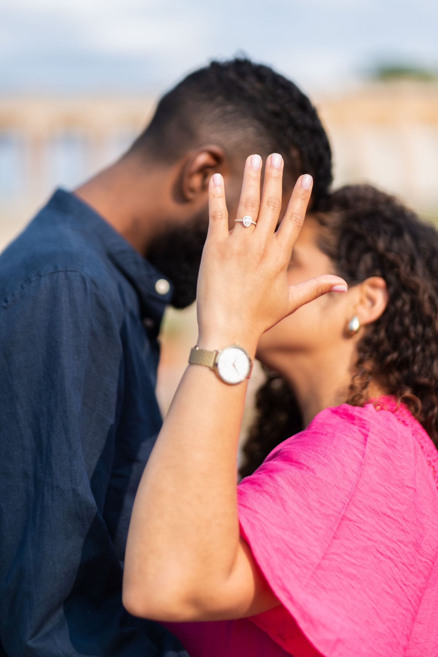 bisou d'un jeune couple