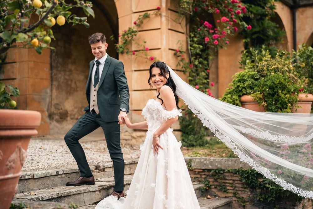 Elegancka para pozująca w Villa di Striano, stylowa sesja poślubna we Włoszech, luksusowe ujęcie, fotograf za granicą.