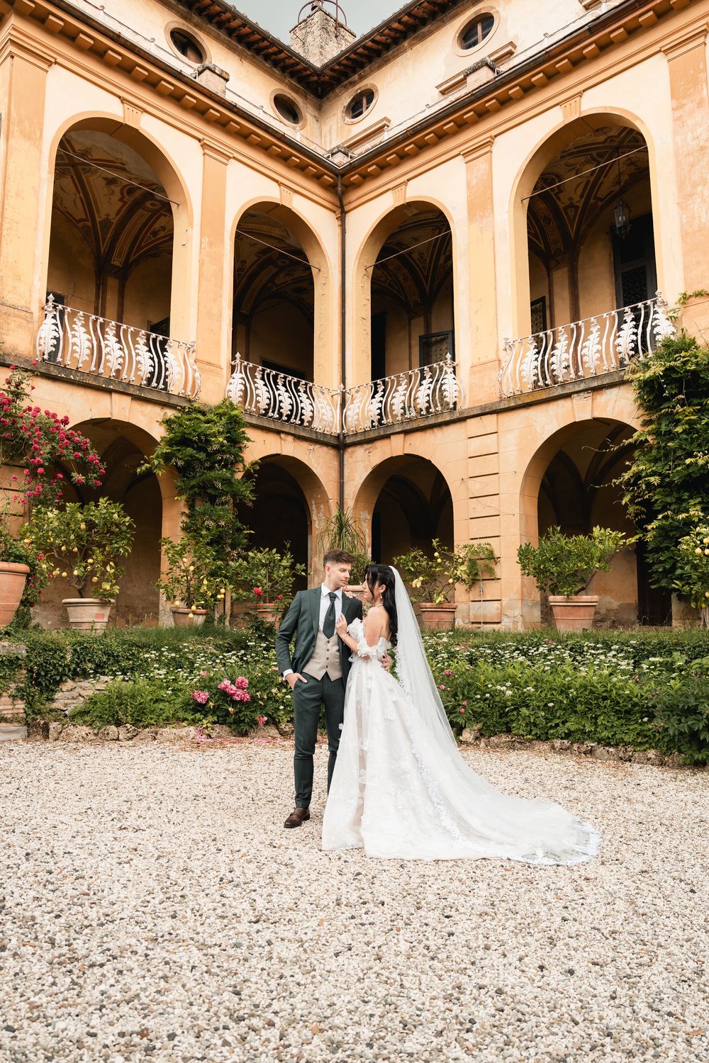 Pozowana sesja w ogrodach Villa di Striano, para młoda w romantycznym, eleganckim stylu, fotograf ślubny Toskania.