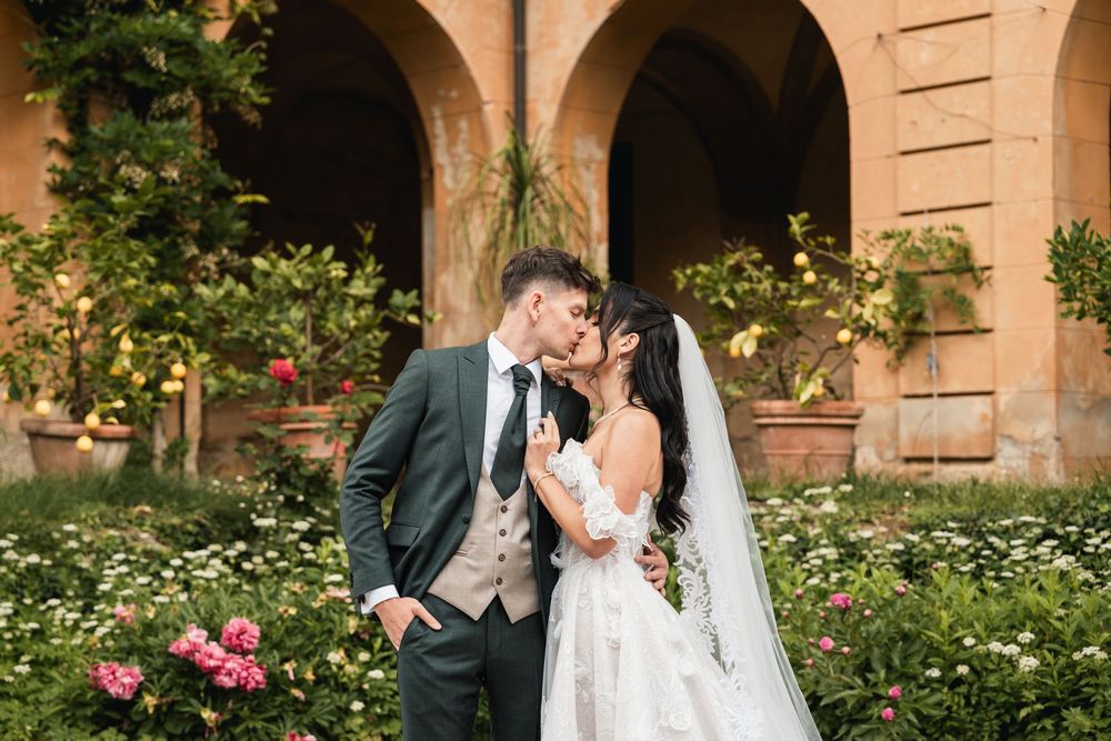 Elegancka sesja poślubna w Toskanii, para pozująca w ogrodach willi, styl luxury, fotograf ślubny Włochy.