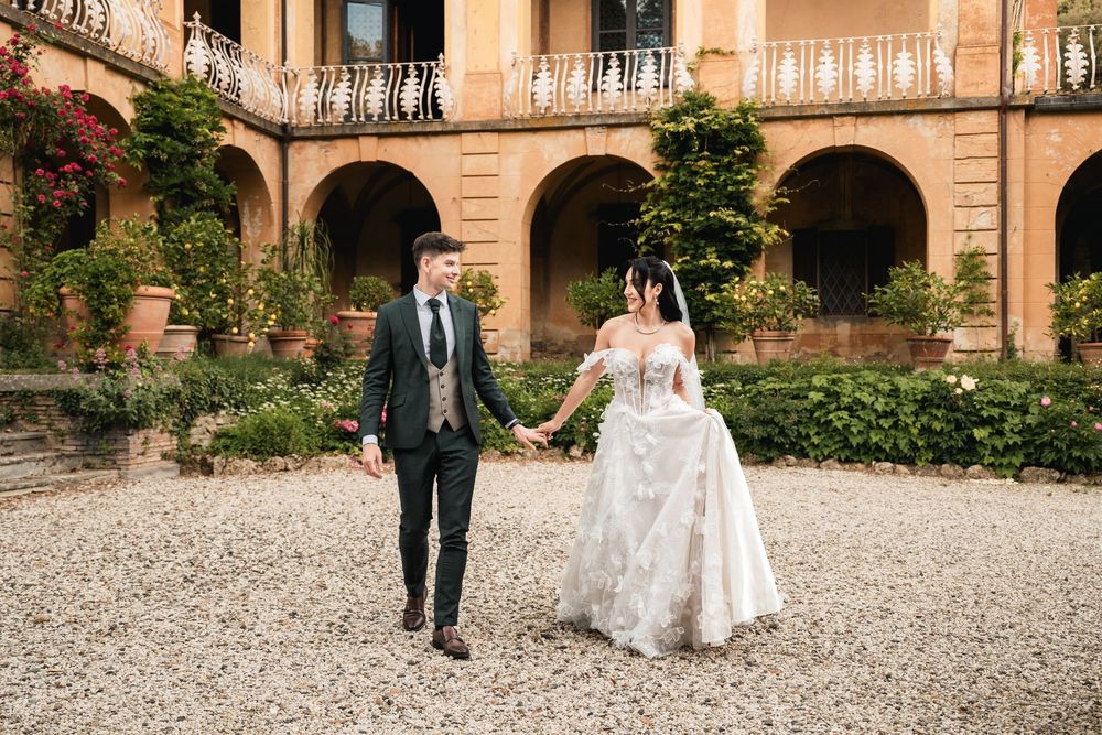 Luksusowa sesja poślubna w ogrodach Villa di Striano, para pozuje z klasą i spokojem, eleganckie ujęcia, fotograf ślubny Włochy.